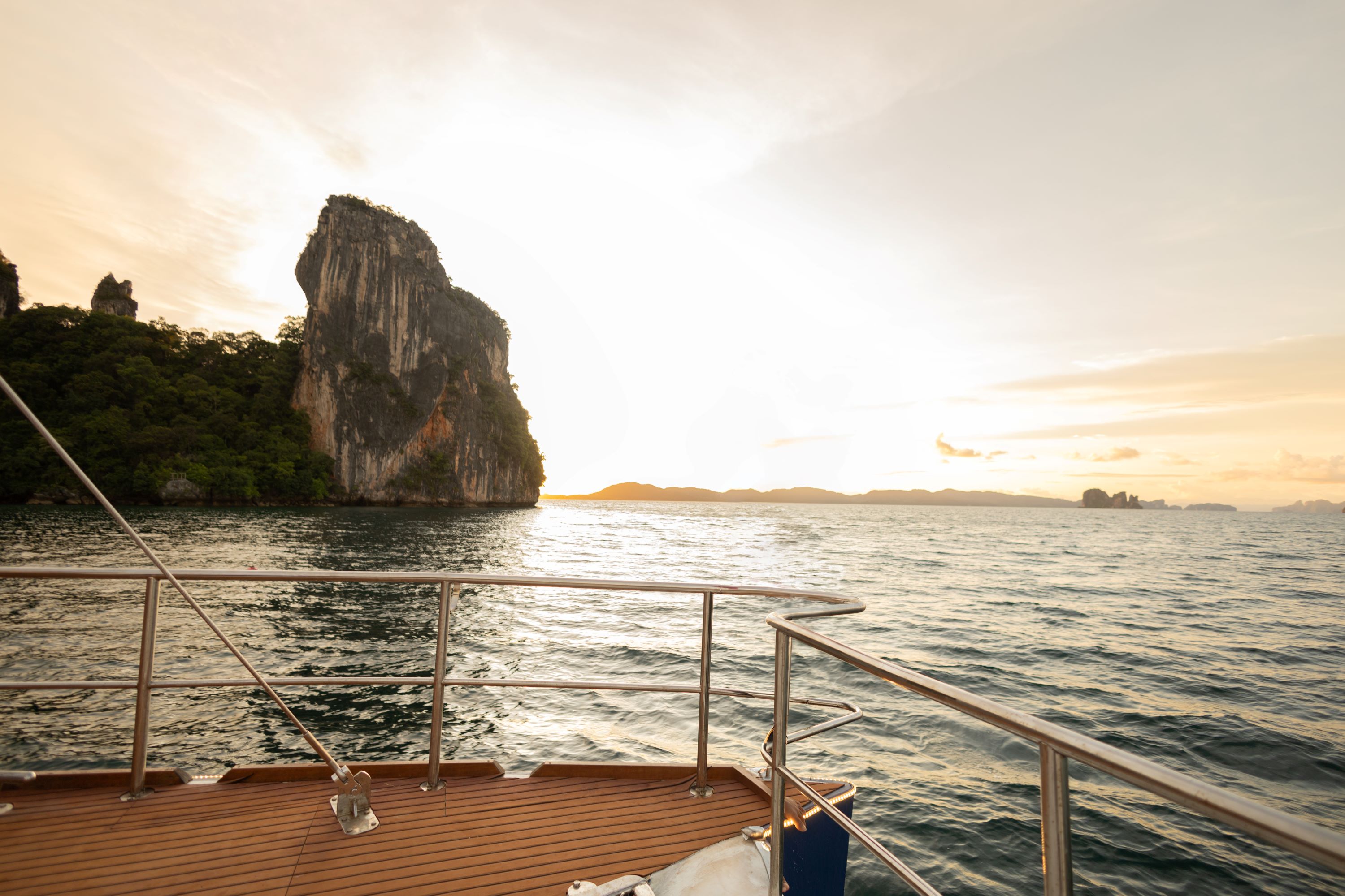 甲米 (Krabi)：乘坐 Meka 雙體船前往皮皮島 (Phi Phi Islands) 的一日遊