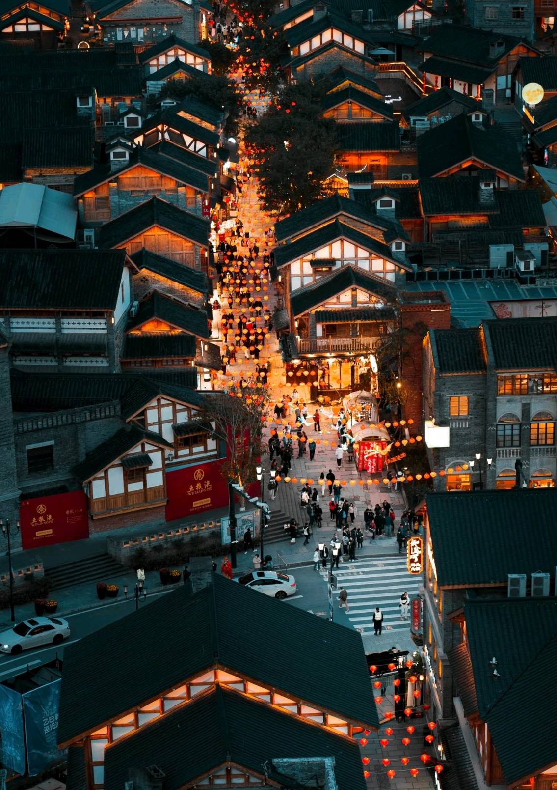 山城步道的遊玩結束後,大約上午十一點左右,將到達【十八步梯】。十八梯是重慶老城區的象徵,曾是連接上下半城的重要通道。雖然經過改造,但仍保留了老重慶的市井氣息,充滿了歷史感和懷舊氛圍。 山城步道的遊玩結束後,大約上午十一點左右,將到達【十八步梯】。十八梯是重慶老城區的象徵,曾是連接上下半城的重要通道。雖然經過改造,但仍保留了老重慶的市井氣息,充滿了歷史感和懷舊氛圍。