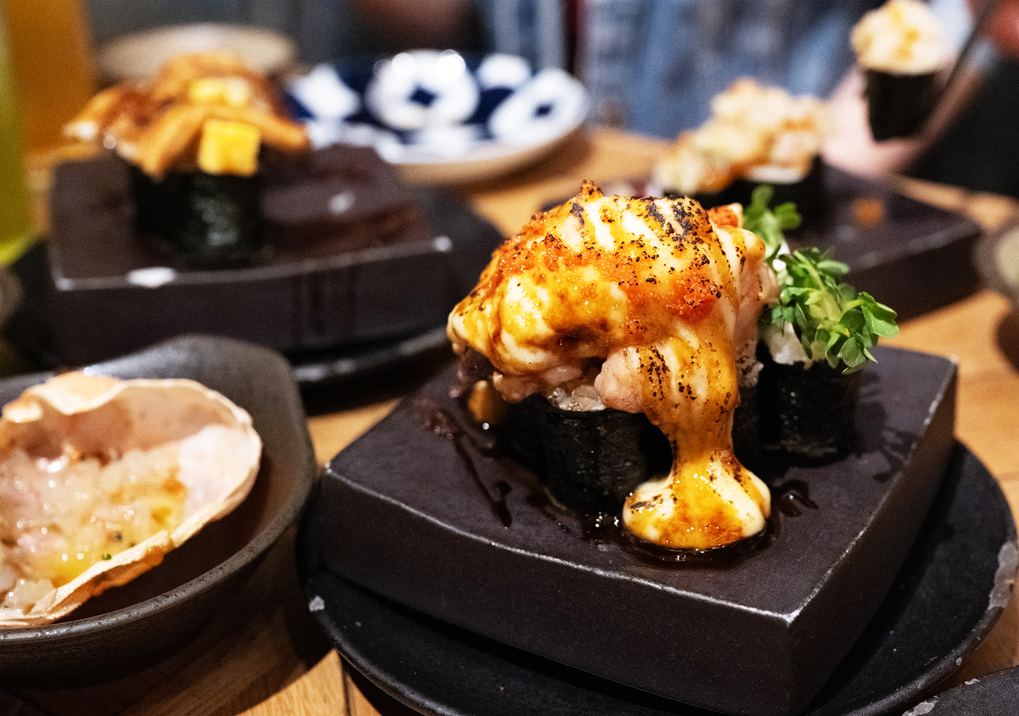 Tokyo: Shinjuku Nightlife Tour with Drinks and Karaoke