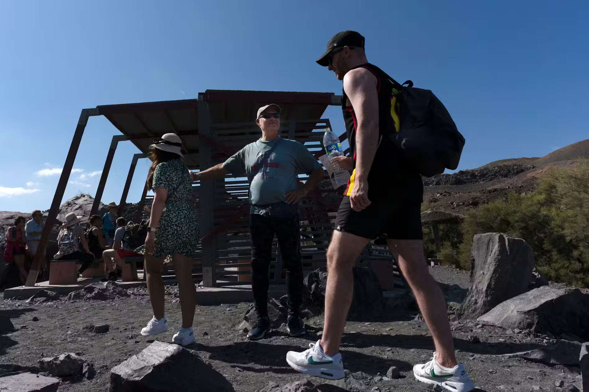 登上山頂，將火山口全景盡收眼底