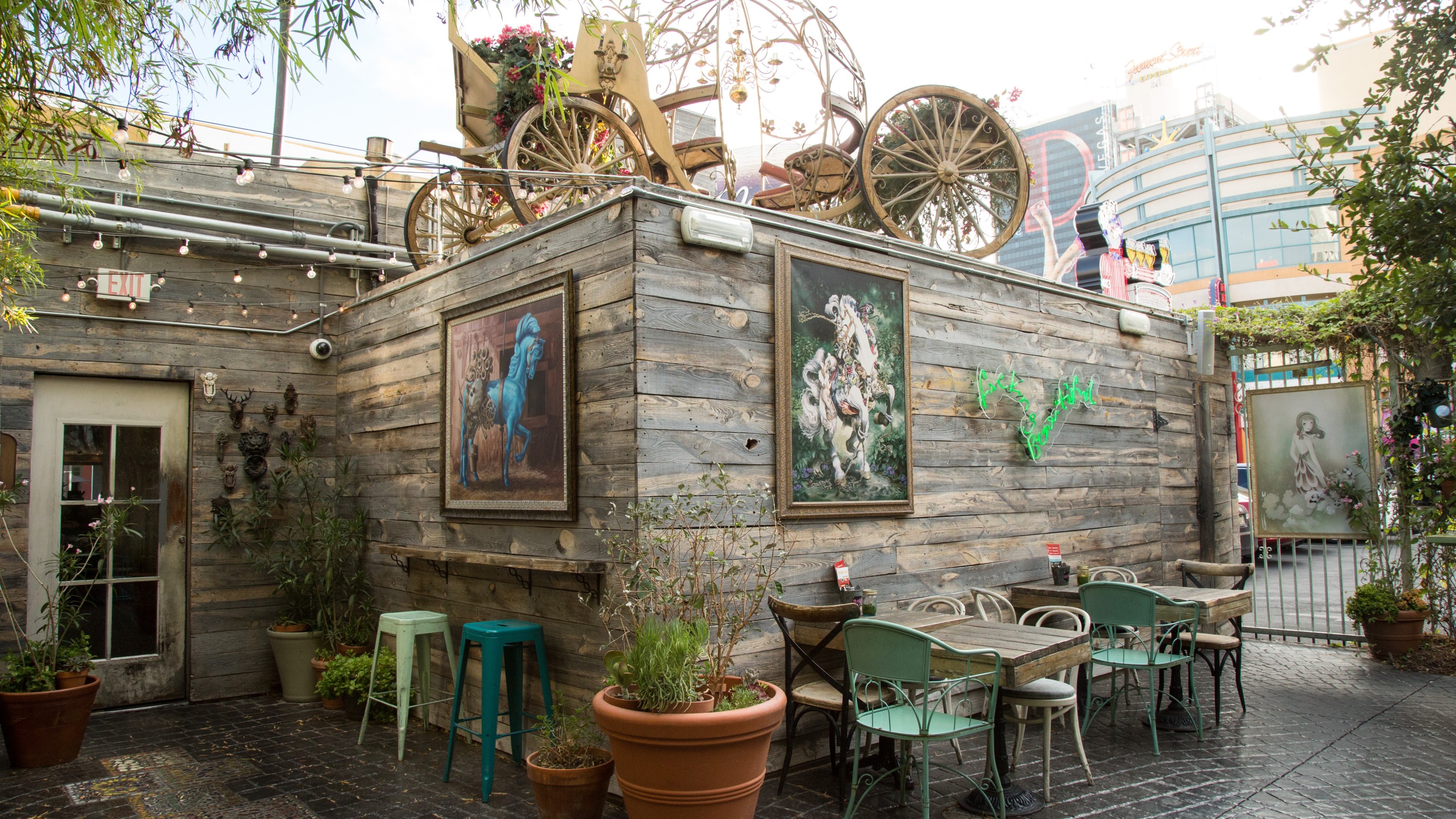 探索拉斯維加斯市中心隱藏的特色場館，感受其豐富的歷史底蘊與無限創意能量。