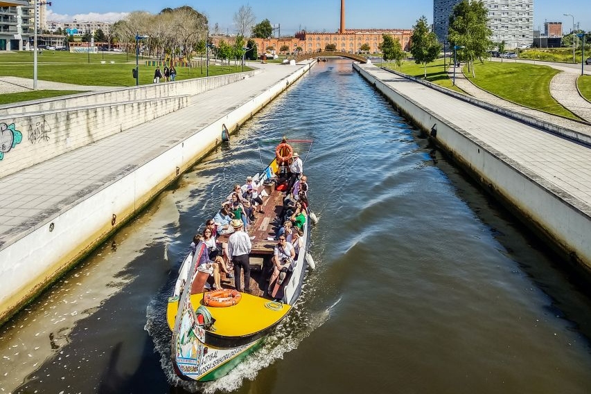 Boat ride at the Aveiro canal with no roof