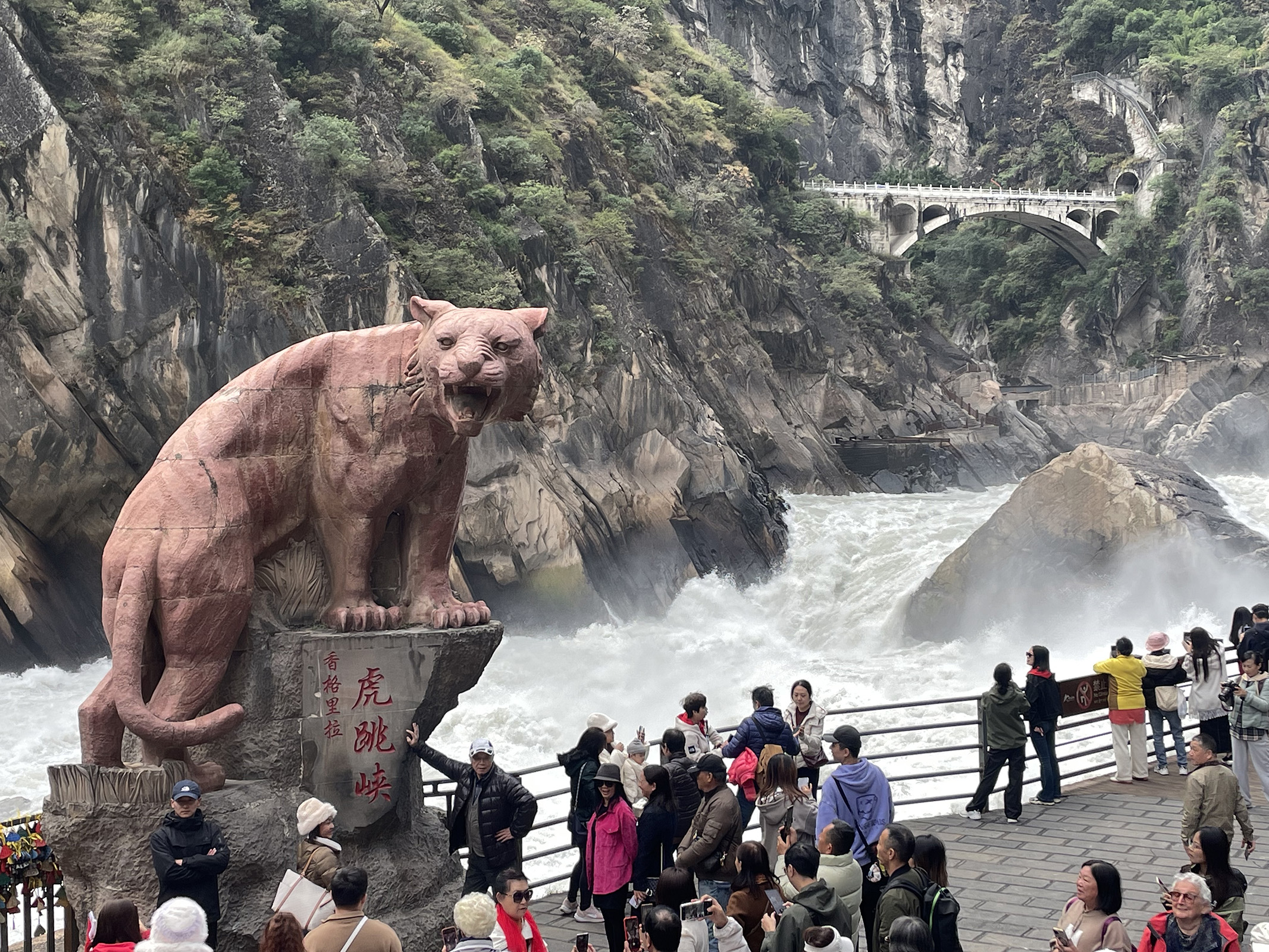 1-Day Tour to Tiger Leaping Gorge in Shangri-La, Yunnan (Experience the Gorge and Stroll along the Jinsha River Plank Road)