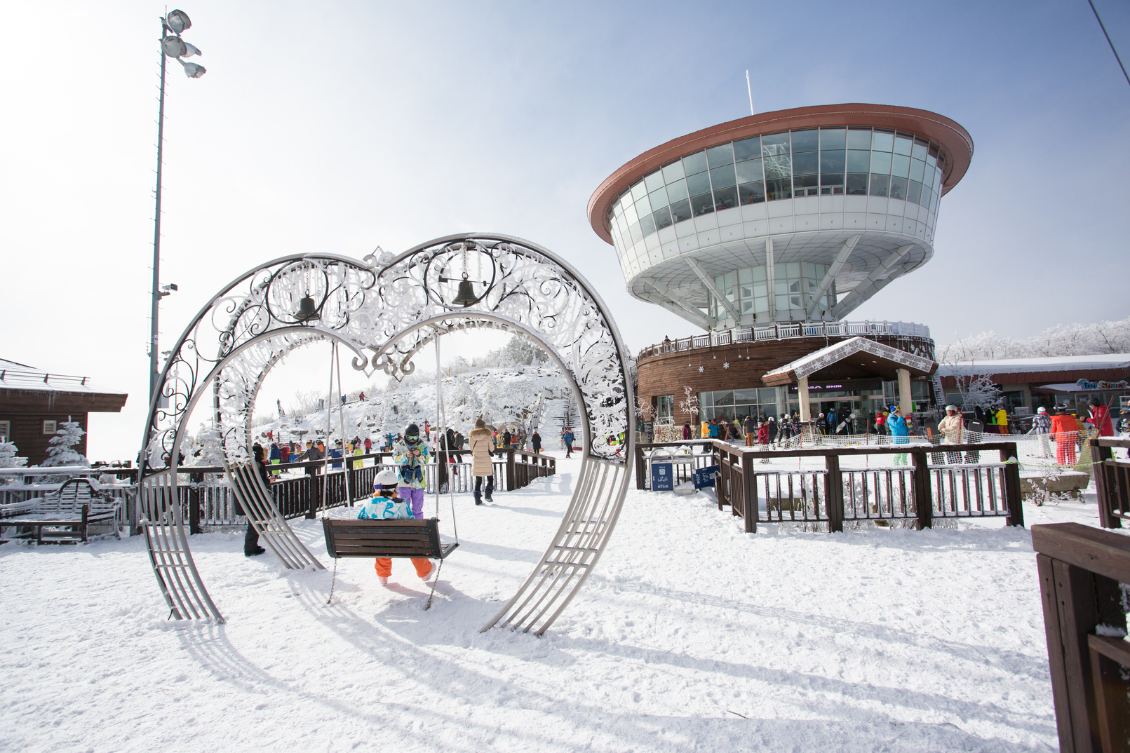搭乘High1 雲端高空纜車，將令人屏息的絕美景色盡收眼底。
在搭乘纜車登上山頂的同時，別忘了探索各個拍照景點，捕捉難忘的回憶！
