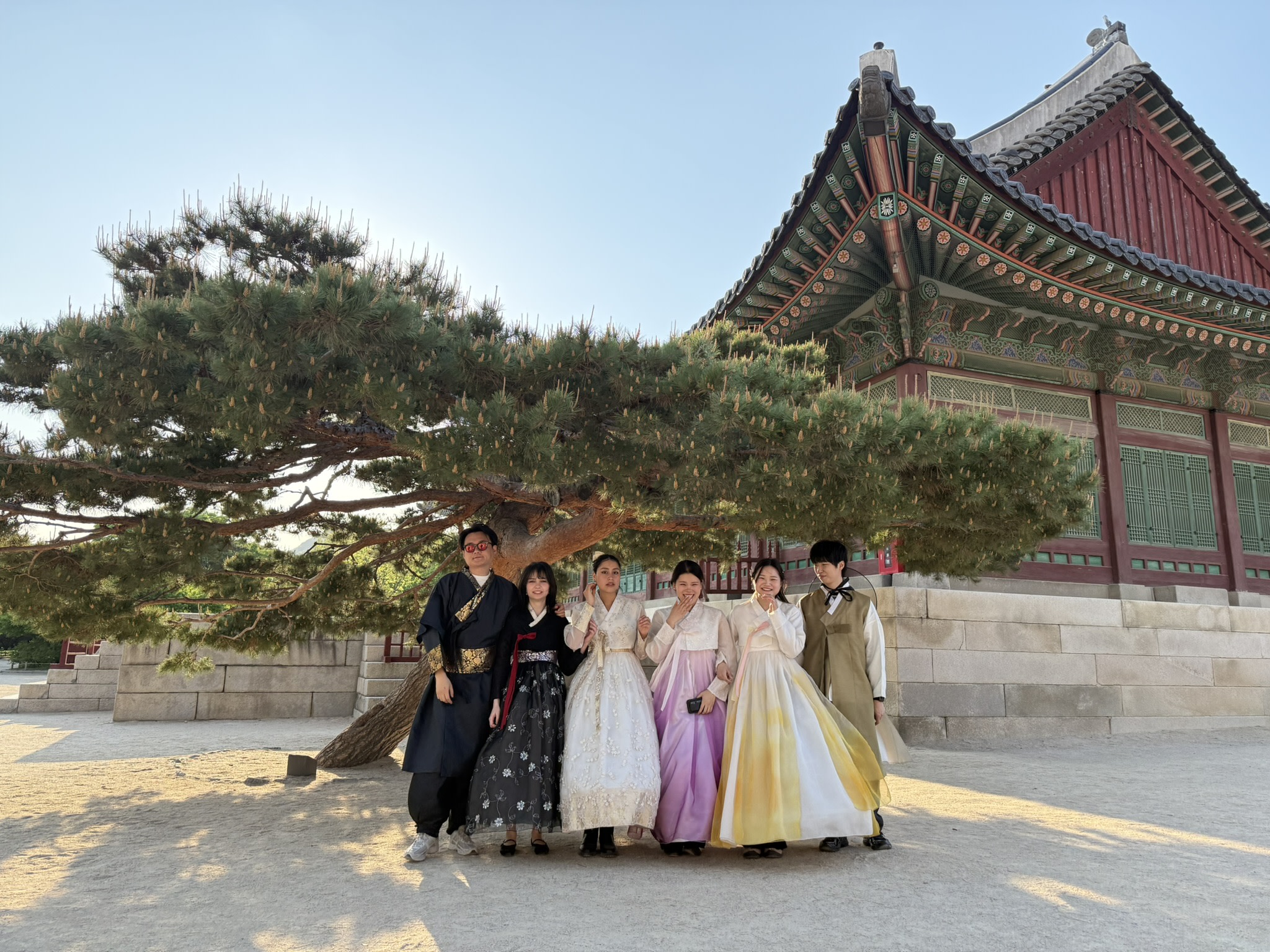 Hanbok Photo Walk with Local Host in Seoul