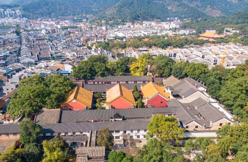 南嶽大廟，是佛、道、儒三界大佬的聚會地！這裡香火不斷，是祈福界的“網紅打卡點”，每天都有無數粉絲前來朝聖，南嶽大廟歷經千年風雨，見證無數歷史變遷。