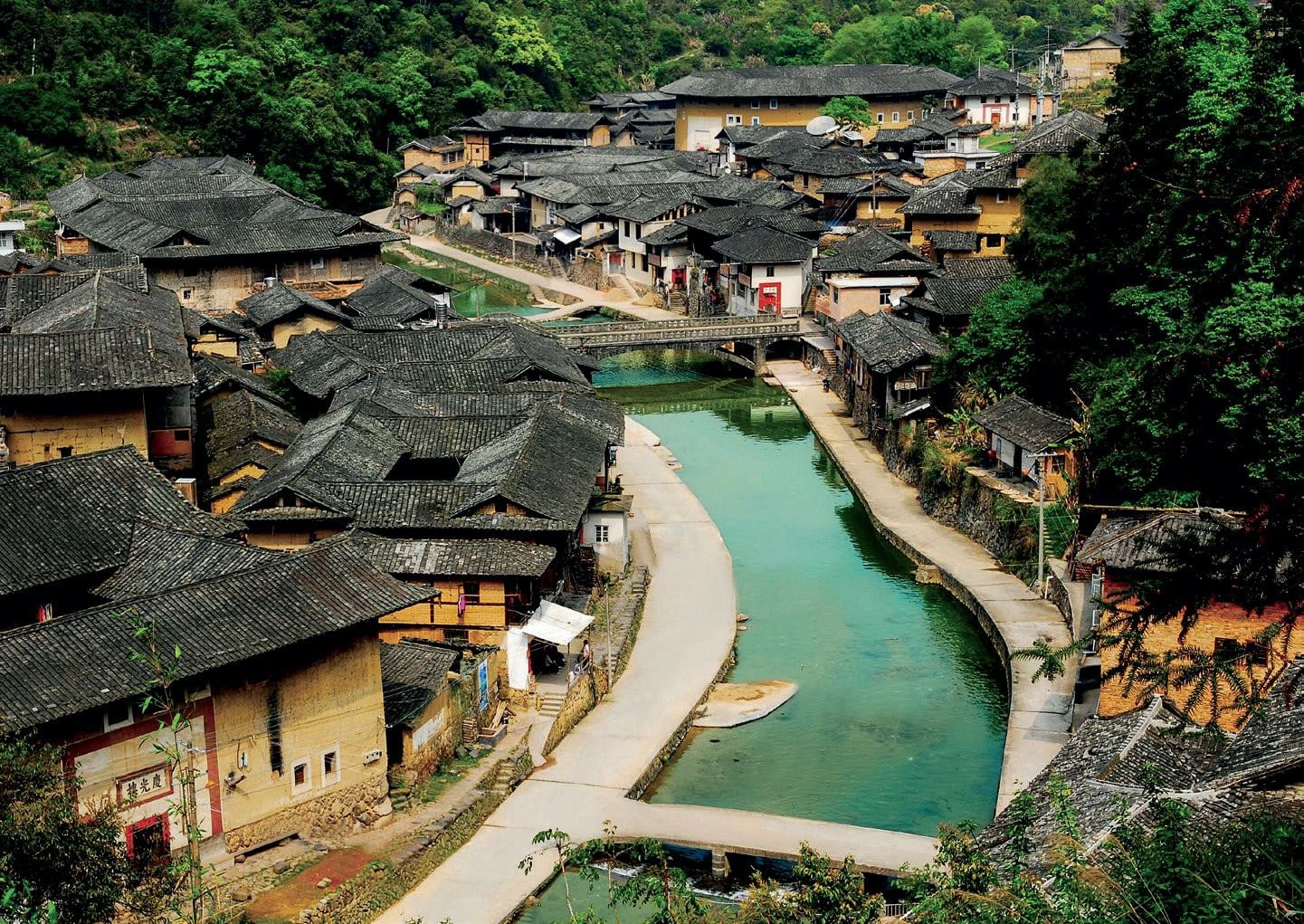 最美鄉村--塔下村
塔下村是個不大的小村子，村中間一條小溪悠悠地流淌著，沿河土樓依山傍水，村民在這方樂土上生息延綿。塔下村有五十多座方、圓土樓和三十多幢小巧別緻的青磚小樓，錯落有致地散佈在狹長的山谷中。另有多座石橋橫跨小河，讓人有世外桃源的感覺。