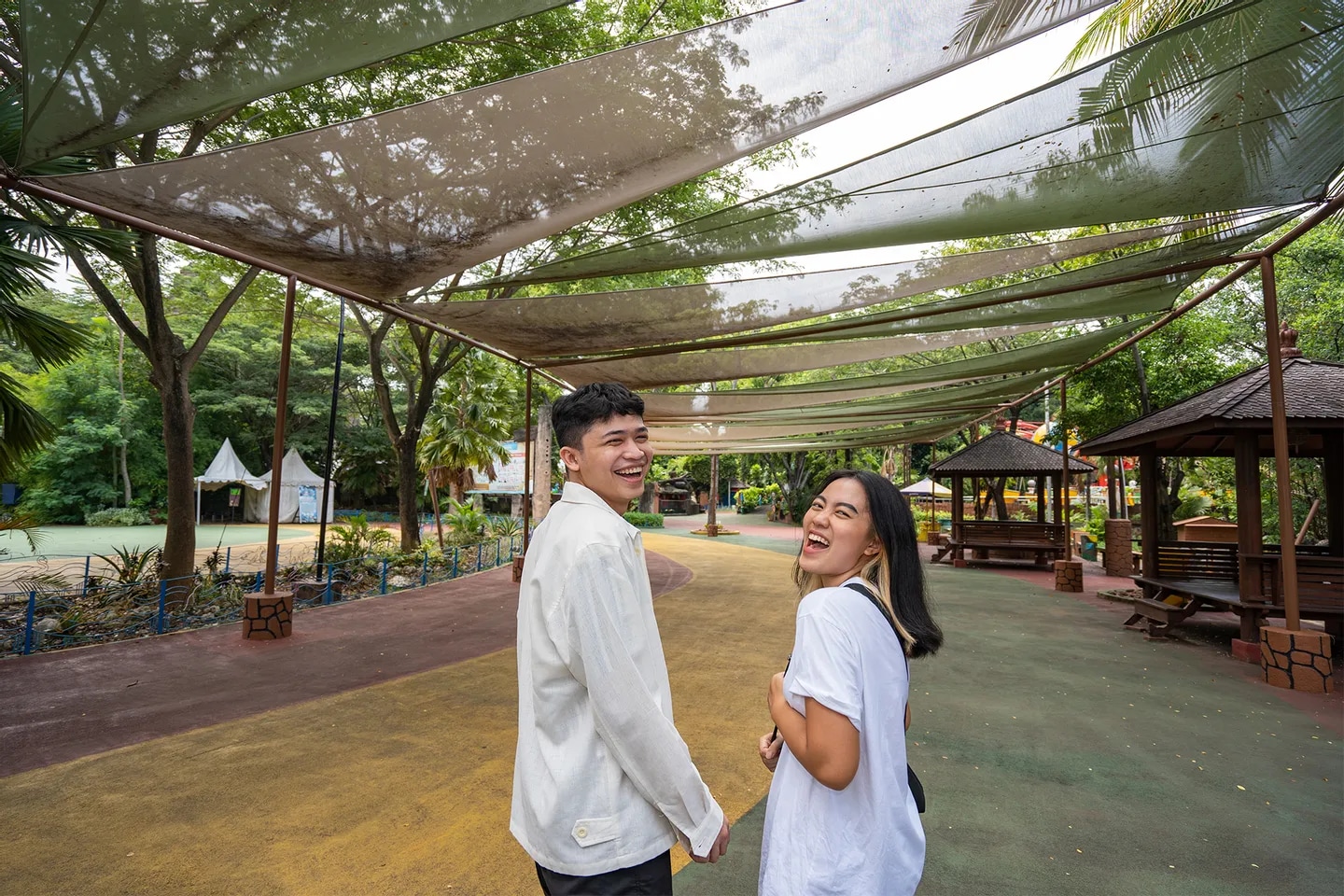 情侶們可以沿著這條寧靜的步道放鬆身心，拍攝風景如畫的照片