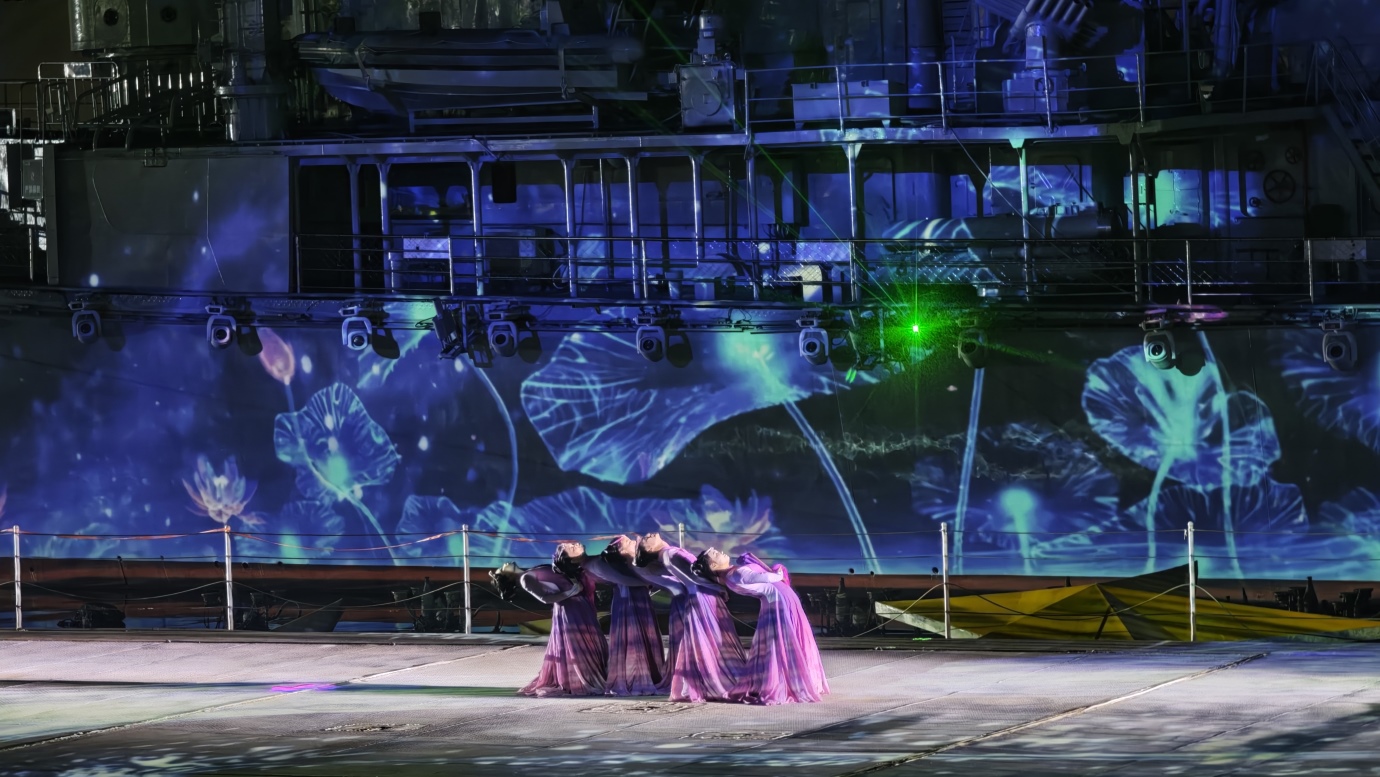 退役湛江艦直接當舞臺,3D 投影打上去的那一刻,整艘戰艦都 “活” 了過來 退役湛江艦直接當舞臺,3D 投影打上去的那一刻,整艘戰艦都 “活” 了過來