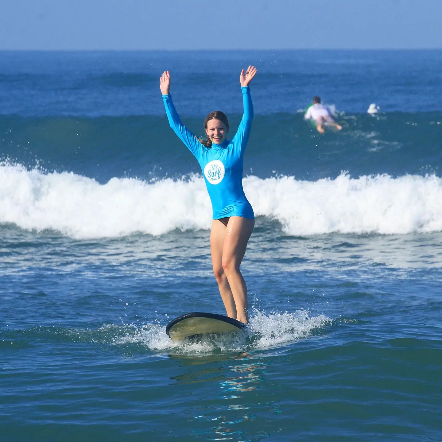 您當地的講英語的印度尼西亞教練將在老人的海灘教您如何衝浪