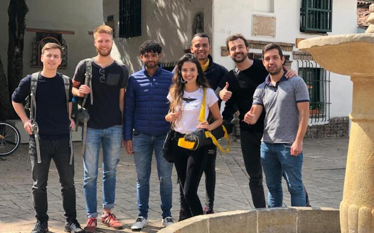 在知識淵博的導遊帶領下，探索拉康德拉里亞（La Candelaria）豐富多彩的歷史、充滿活力的壁畫和獨特的當地魅力