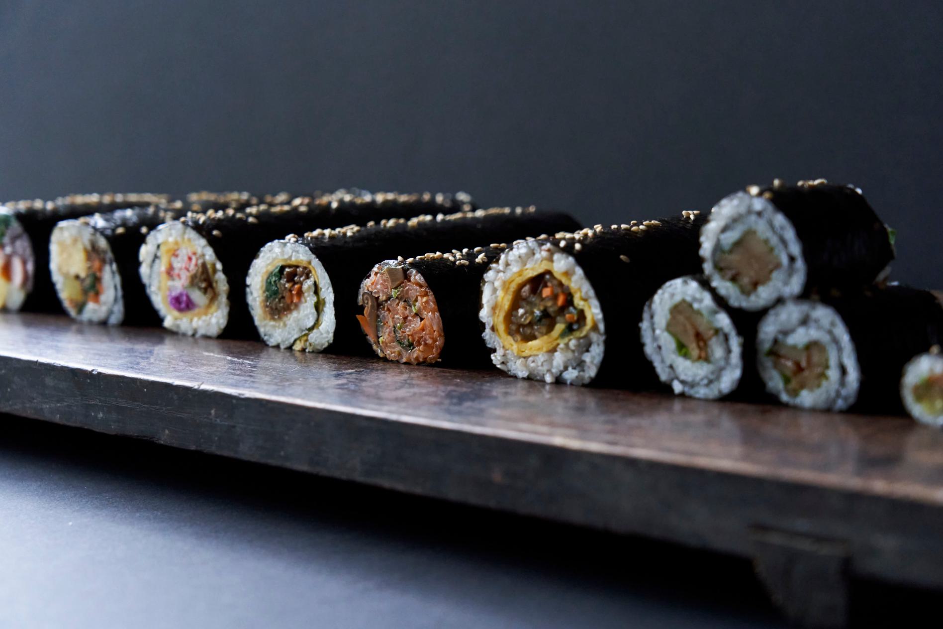 在“紫菜包飯達人”課程中,您可以學習和品嚐“韓式烤肉紫菜包飯、蛋包飯紫菜包飯、反捲金槍魚紫菜包飯和魷魚泡菜煎餅(泡菜煎餅)”。 在“紫菜包飯達人”課程中,您可以學習和品嚐“韓式烤肉紫菜包飯、蛋包飯紫菜包飯、反捲金槍魚紫菜包飯和魷魚泡菜煎餅(泡菜煎餅)”。