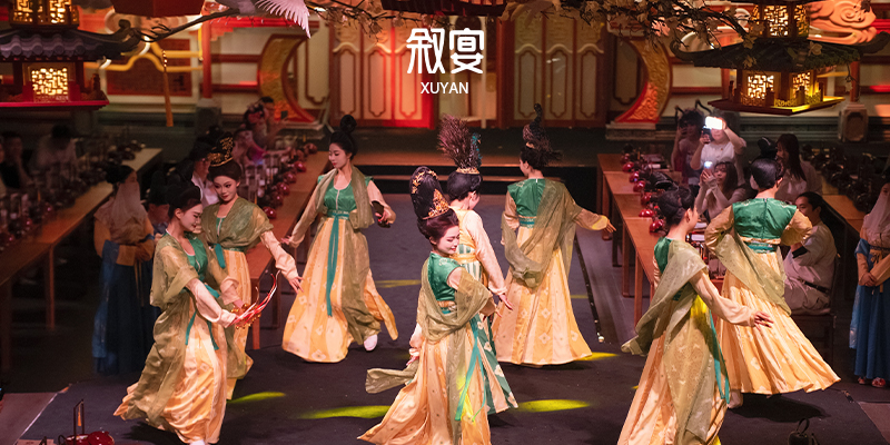 在 Xuyan 雅加達享用美食的同時,還能欣賞精彩的特別表演。 在 Xuyan 雅加達享用美食的同時,還能欣賞精彩的特別表演。