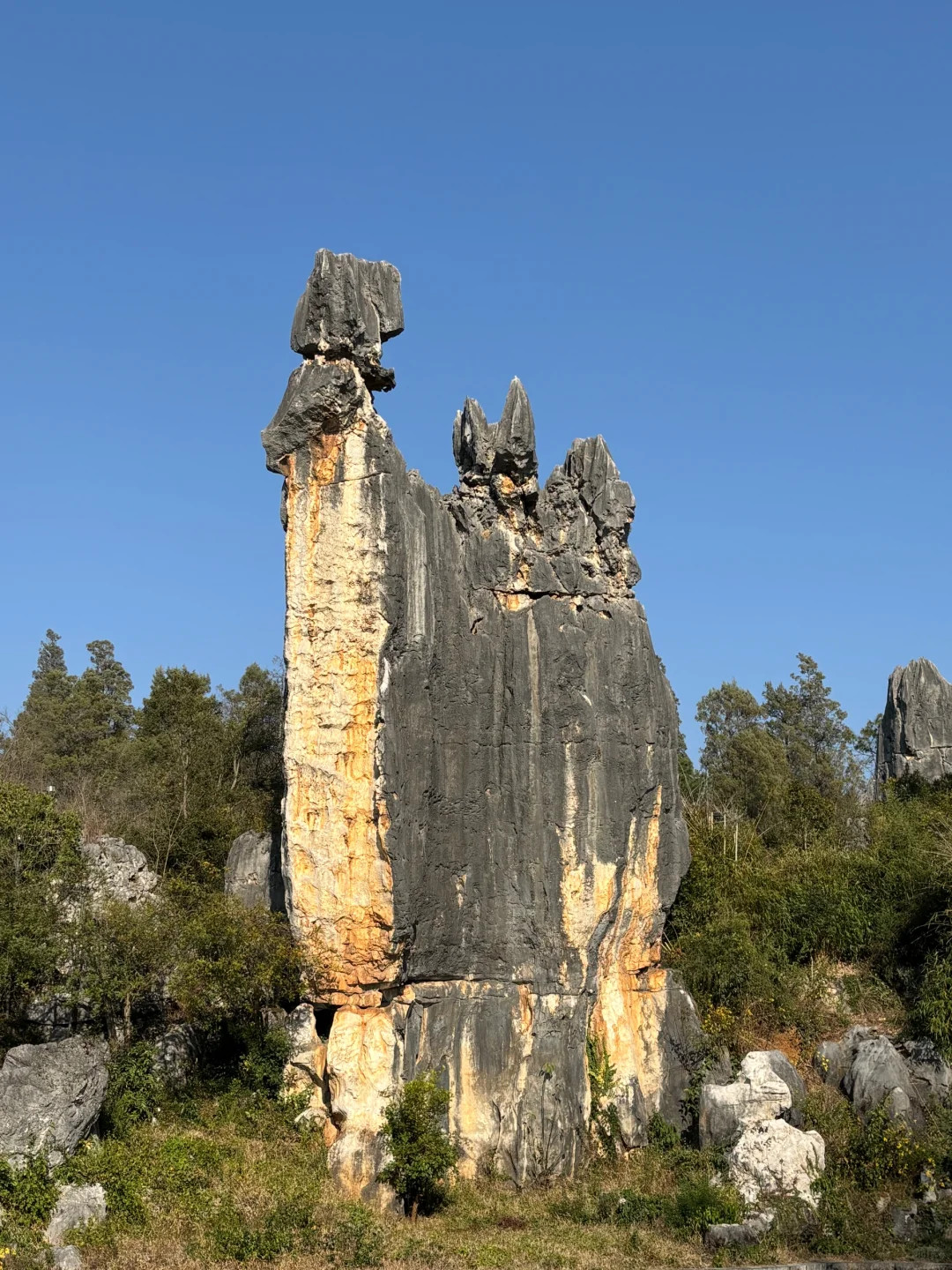 小石林最標誌性景觀，石峰形似彝族撒尼少女阿詩瑪，臨水而立、溫婉秀美。因《阿詩瑪》傳說成為石林文化符號，石峰與湖水、草地相映，兼具自然之美與人文浪漫