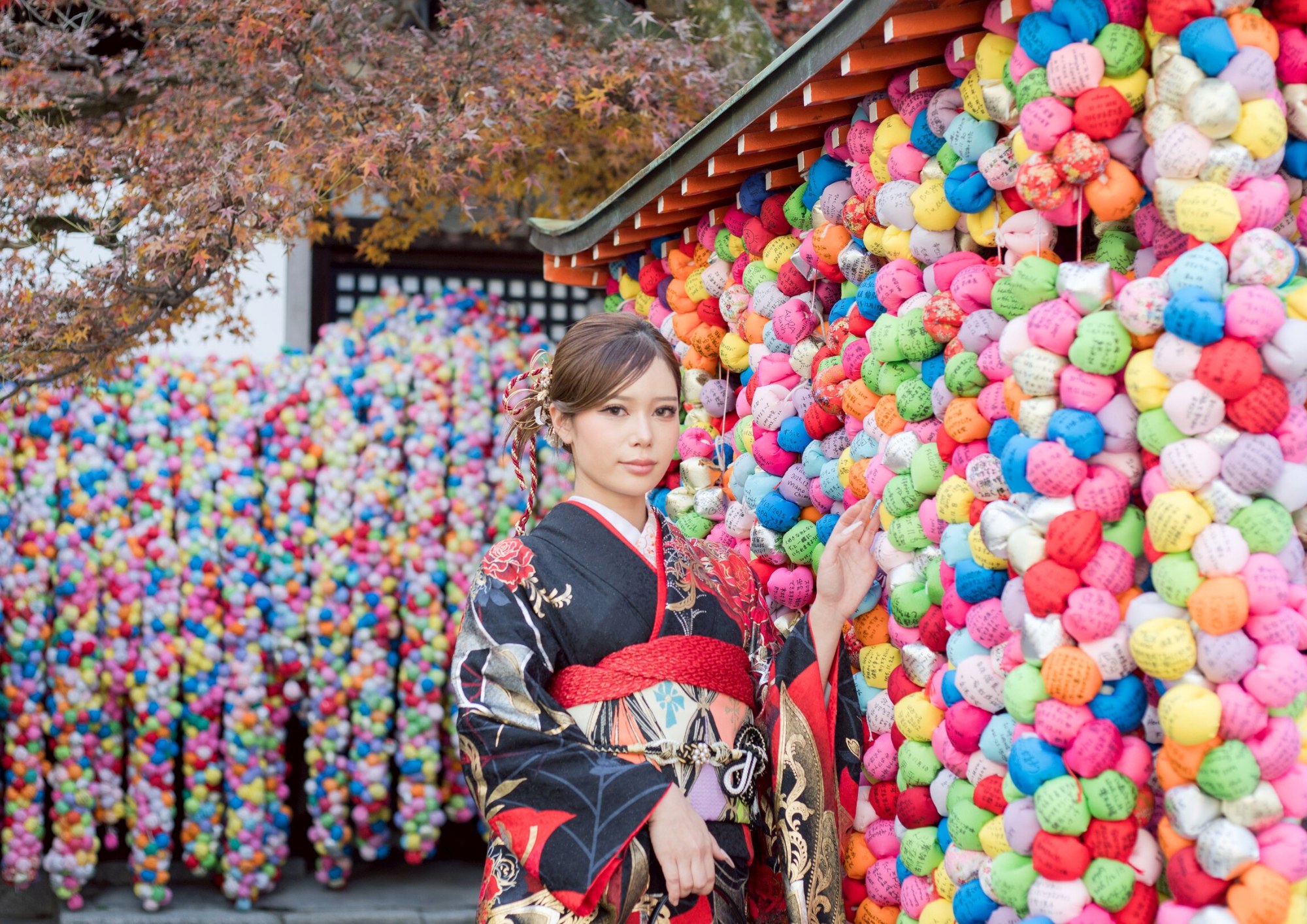 八坂庚申堂以色彩繽紛的布製御守「束猿」而聞名，就位於愛和服清水八坂之塔店附近。束猿上寫滿了遊客的願望，其鮮豔的色彩和獨特的設計也使其成為熱門的拍照景點，穿著和服拍照更顯美麗。