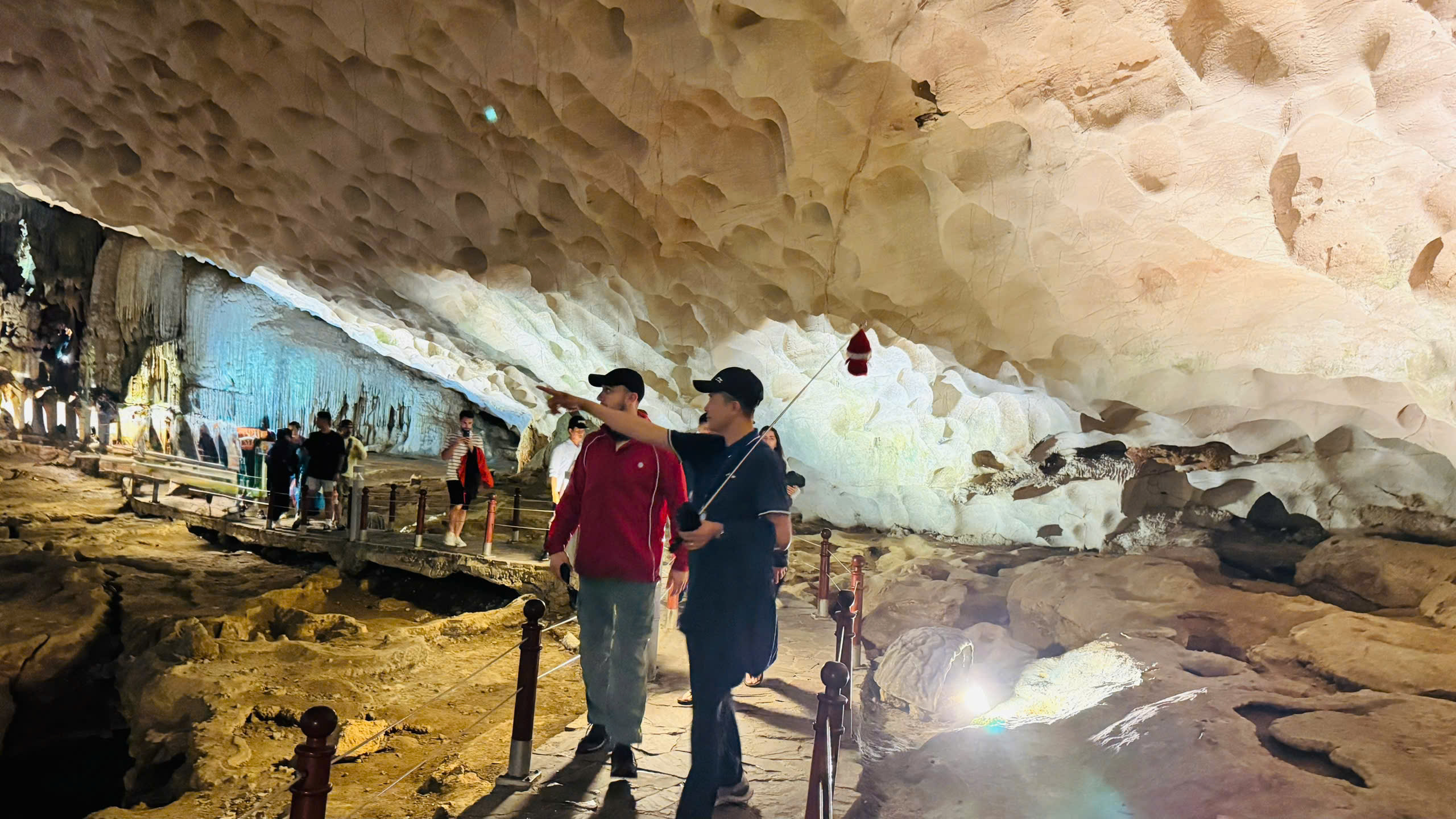 探索下龍灣最大、最令人驚嘆的「驚訝洞」,洞內奇岩異石、廣闊洞穴等著您來發掘。 探索下龍灣最大、最令人驚嘆的「驚訝洞」,洞內奇岩異石、廣闊洞穴等著您來發掘。