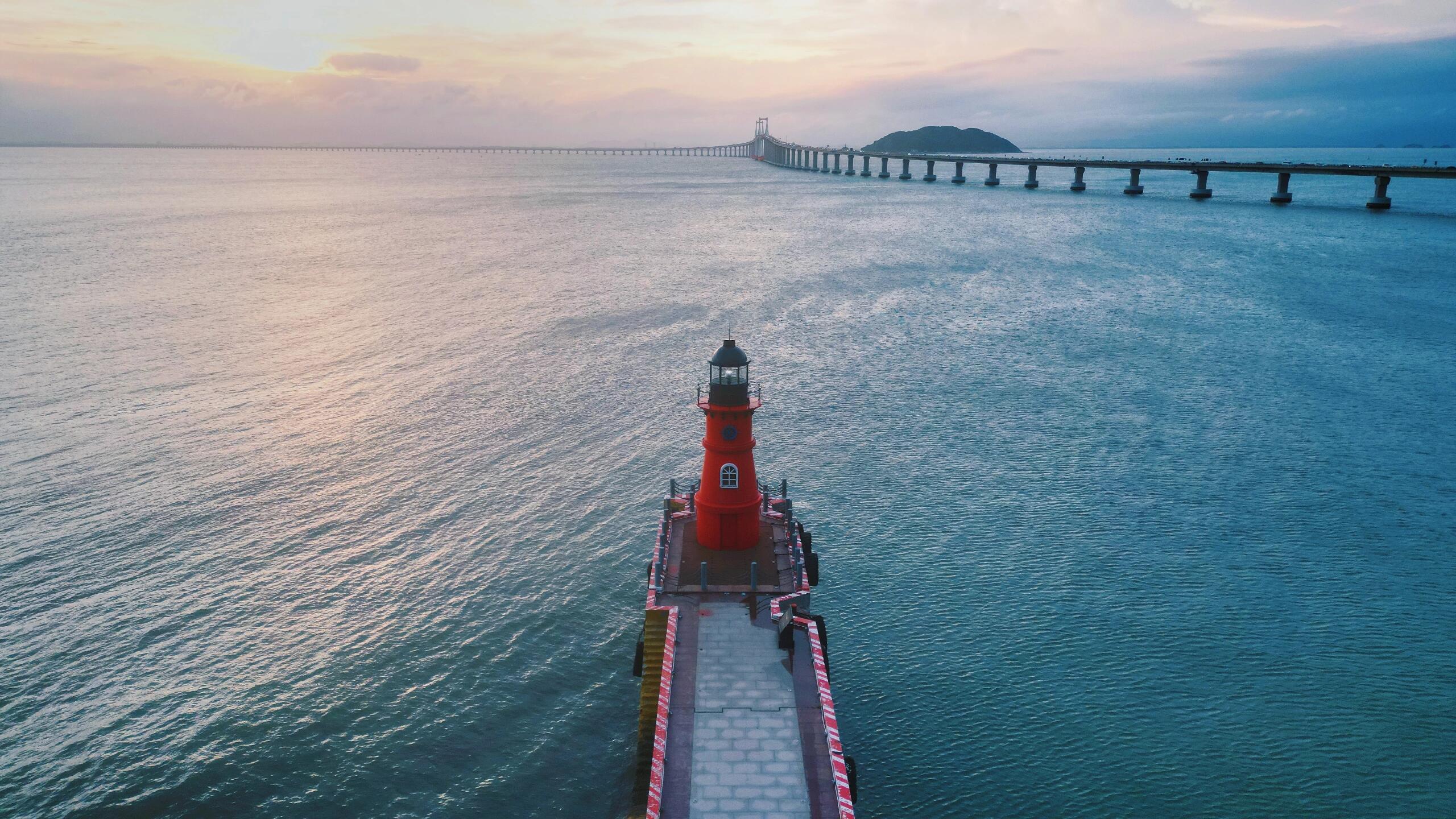 燈塔塔身呈鮮豔的紅色,頂部為黑色,與碧海藍天以及蜿蜒的南澳大橋形成鮮明對比 燈塔塔身呈鮮豔的紅色,頂部為黑色,與碧海藍天以及蜿蜒的南澳大橋形成鮮明對比