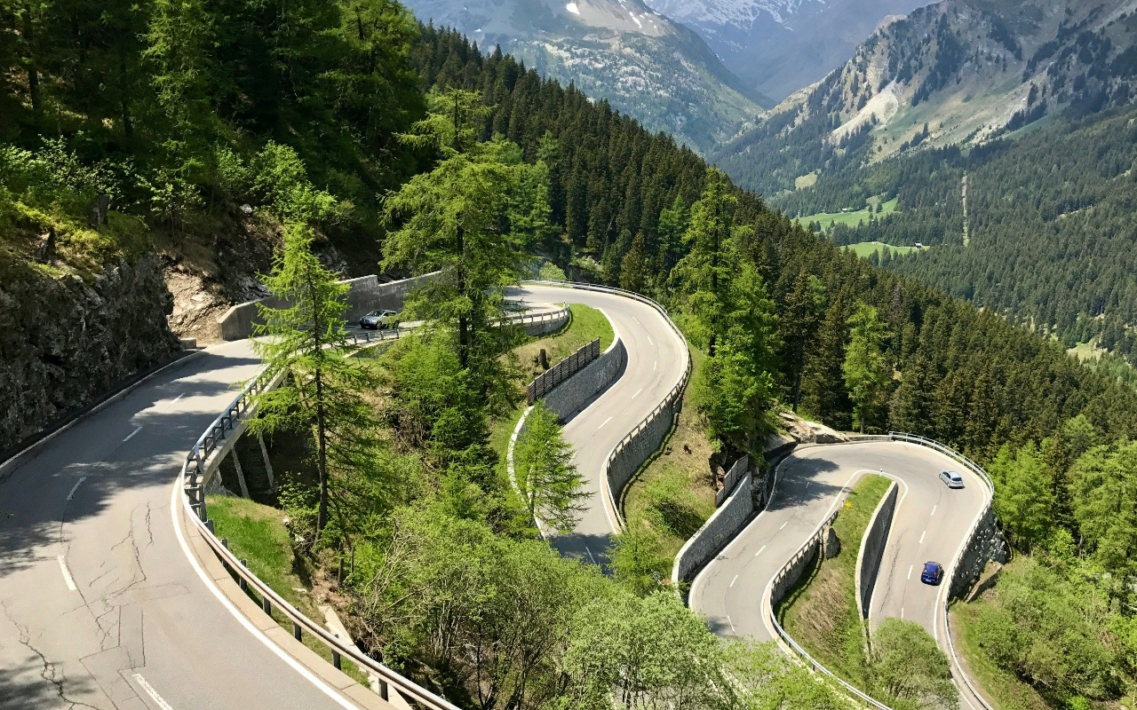 搭乘觀景郵政巴士，飽覽恩加丁湖光山色