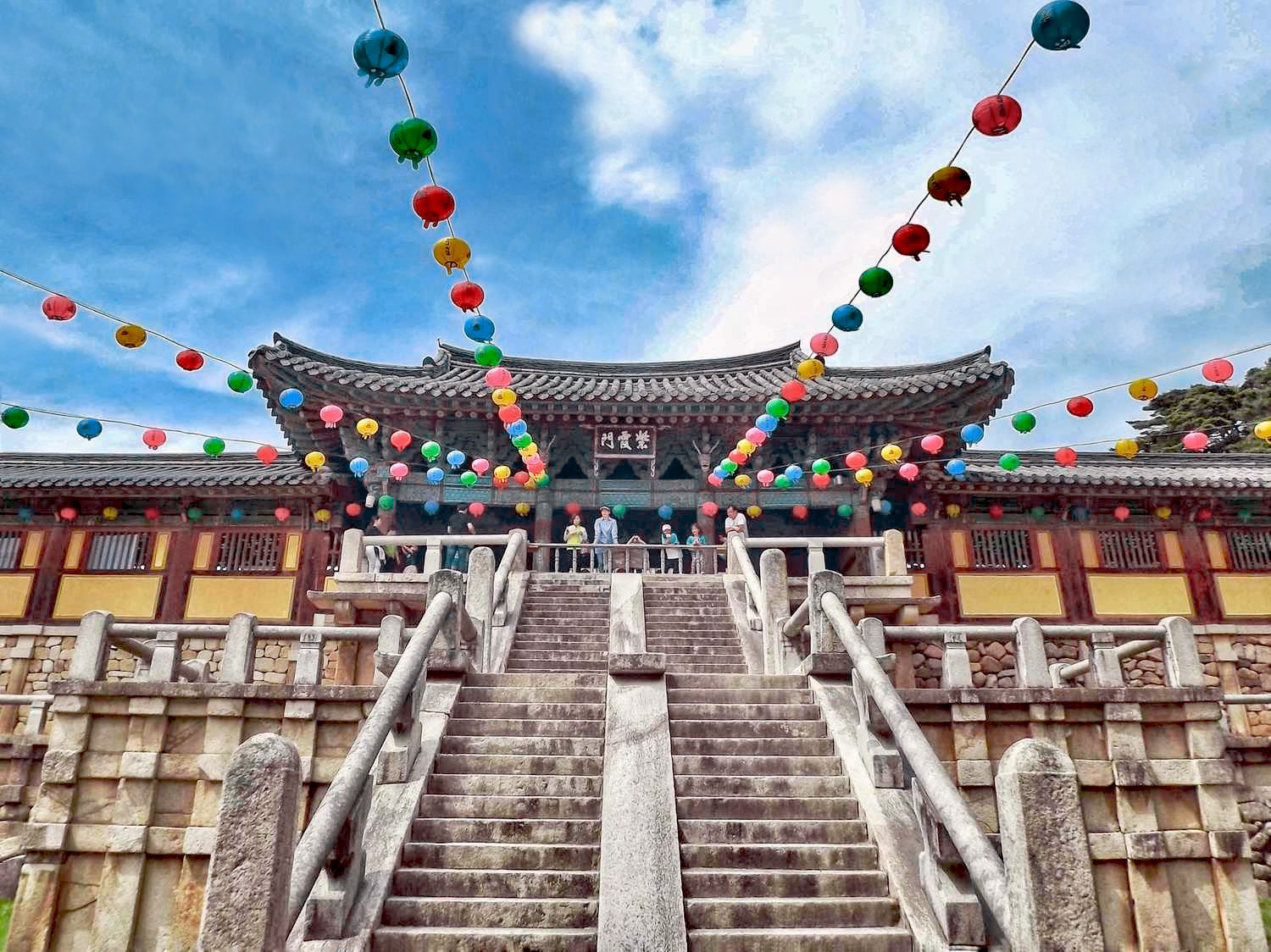 走進莊嚴神聖的佛國寺，欣賞精雕細琢的石雕工藝，沉澱心靈，享受片刻寧靜。