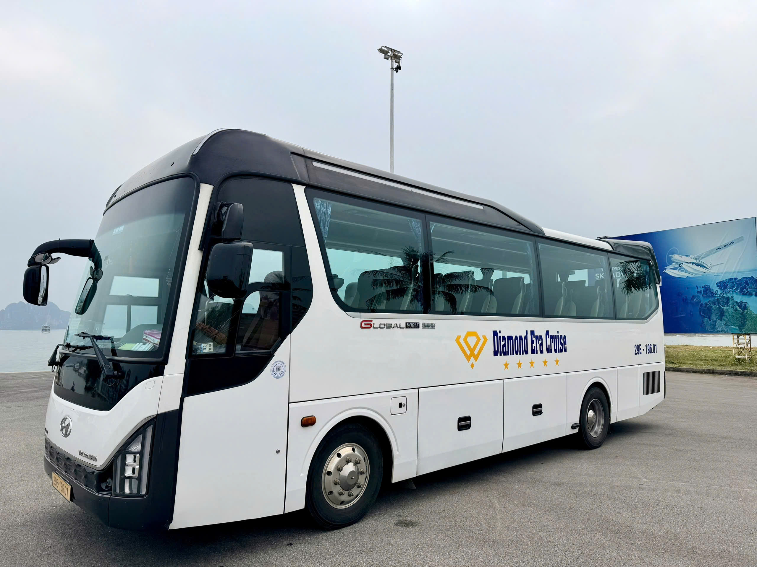 如果您的旅程從河內啟程，請放心，我們提供免費的當日來回接送服務，採用新一代平穩寬敞的豪華廂型車和巴士。