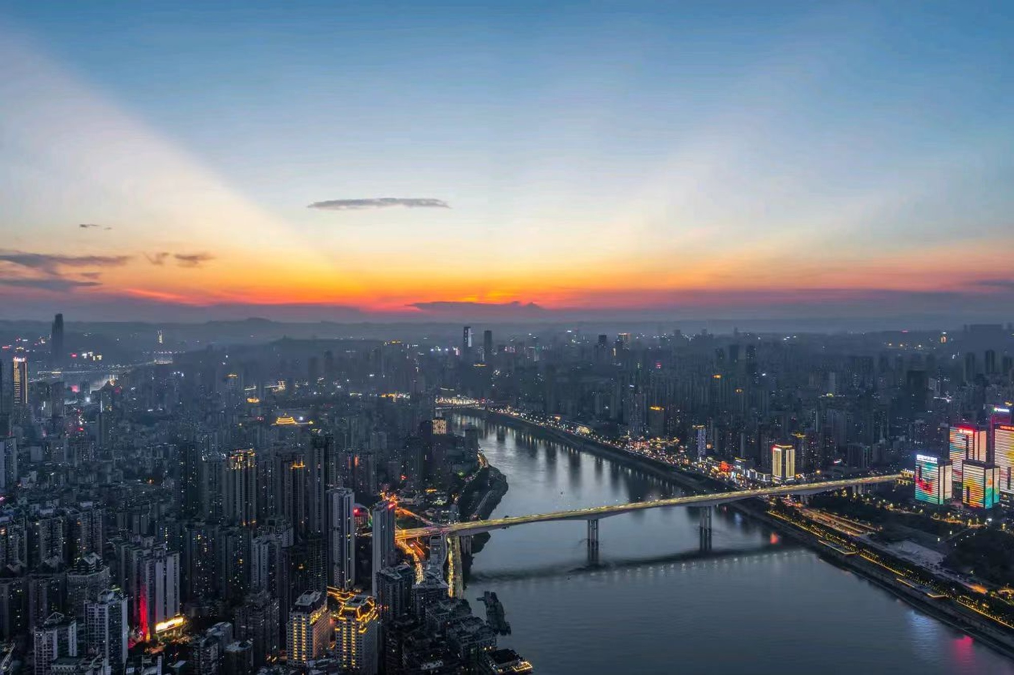 日落時分,晚霞染紅天際,俯瞰重慶江與城,浪漫又震撼 日落時分,晚霞染紅天際,俯瞰重慶江與城,浪漫又震撼