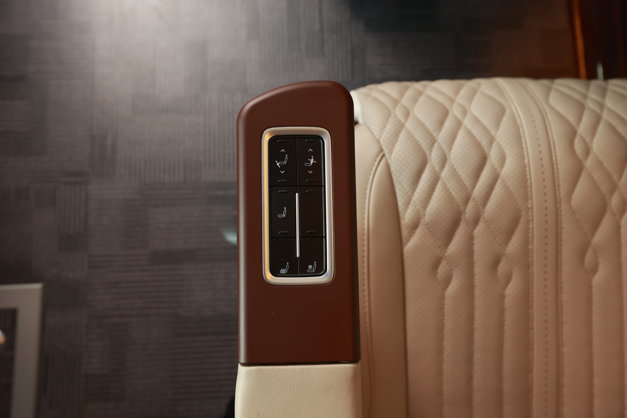 28 人座豪華巴士：可調整式椅背