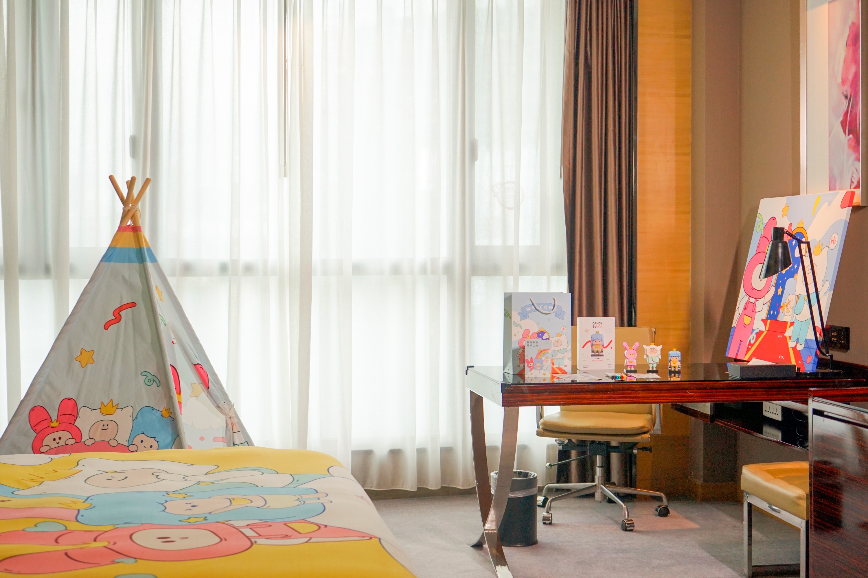 Crown family theme parent-child room