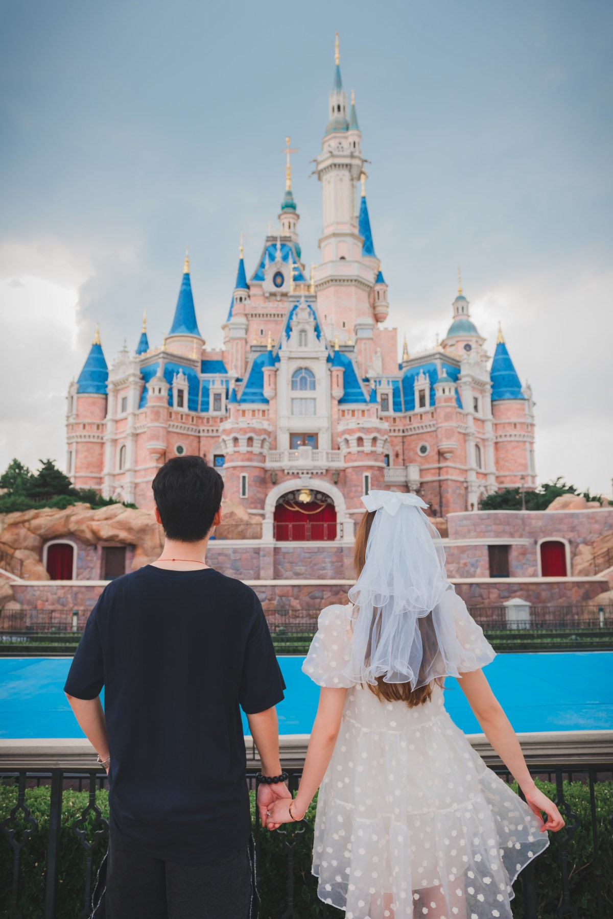 上海迪士尼度假區旅拍（三年以上專業攝影師+全程動作擺拍指導+底片簡修全送贈精修+可選地旋轉木馬/城堡/愛麗絲夢遊仙境等）