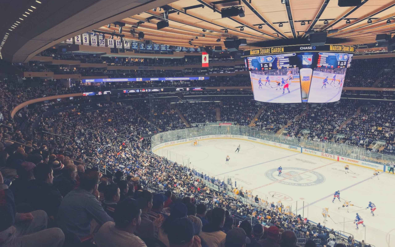 麥迪遜廣場花園 (MSG) 激烈賽事中，遊騎兵隊球員帶球滑行的特寫鏡頭