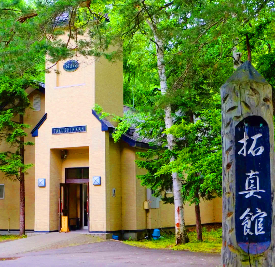 【札幌出發｜冬季限定】北海道旭川動物園一日遊｜四季彩之丘雪地摩托體驗＋森林精靈露臺＋拓真館｜含巴士接送