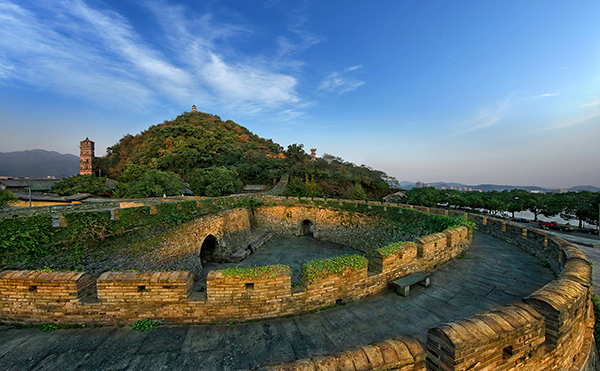 城牆內芯多為宋代原構夯土，外層由明清磚石包砌，層層疊壓，被稱為城牆的“史書”。城磚上還留有歷代窯工姓名，極具研究價值。