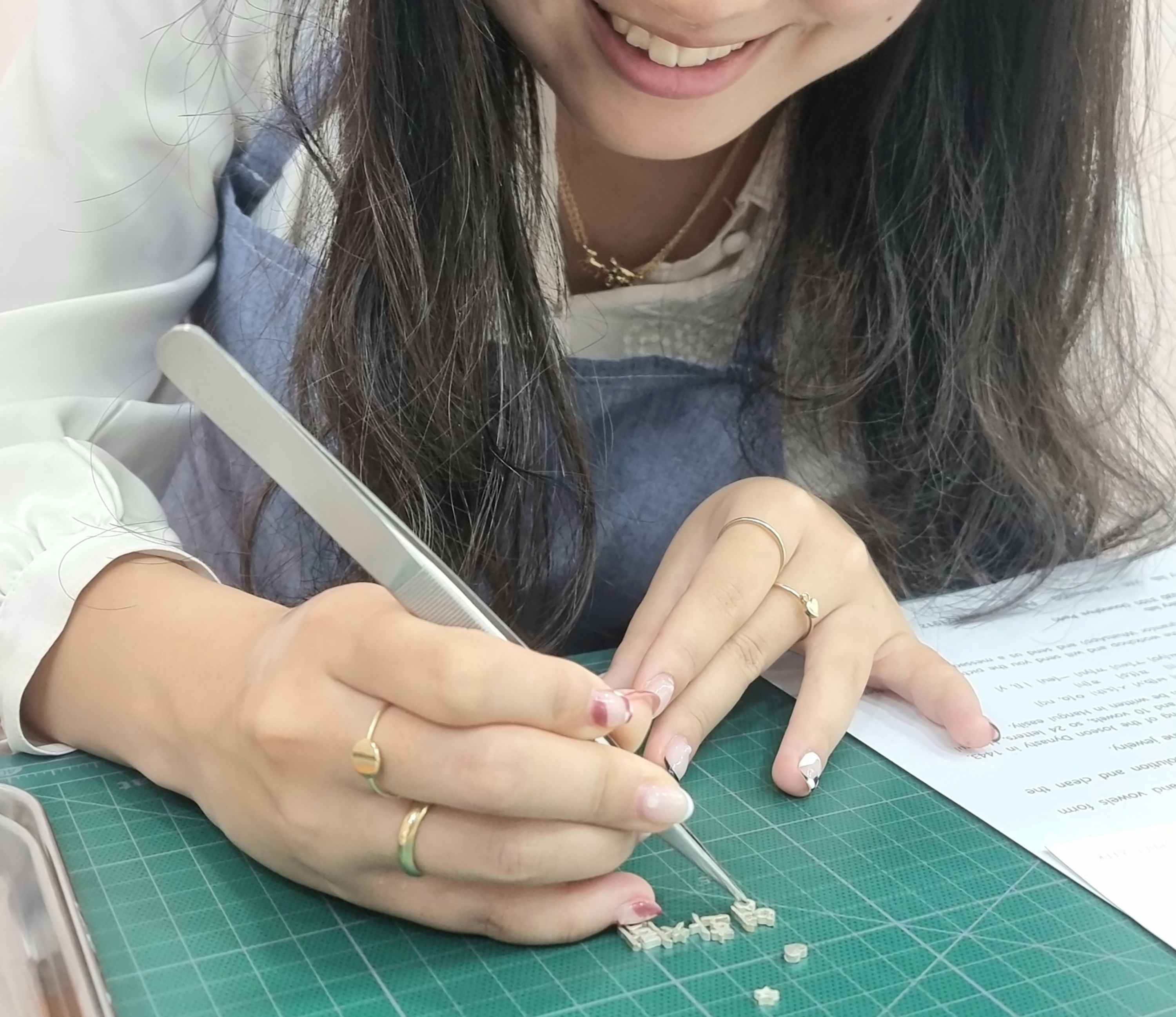 想想看你想用哪個字來製作飾品。你的名字、愛人的名字，或是想記住的字詞都很適合。然後選擇你想要製作哪種飾品。