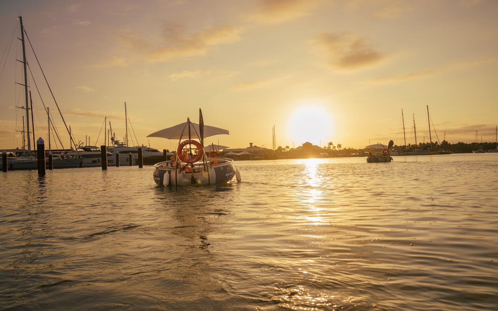 在丹娜努閃耀的夕陽水域上，親自掌舵 BBQ 燒烤船，享受魔幻般的黃金時刻