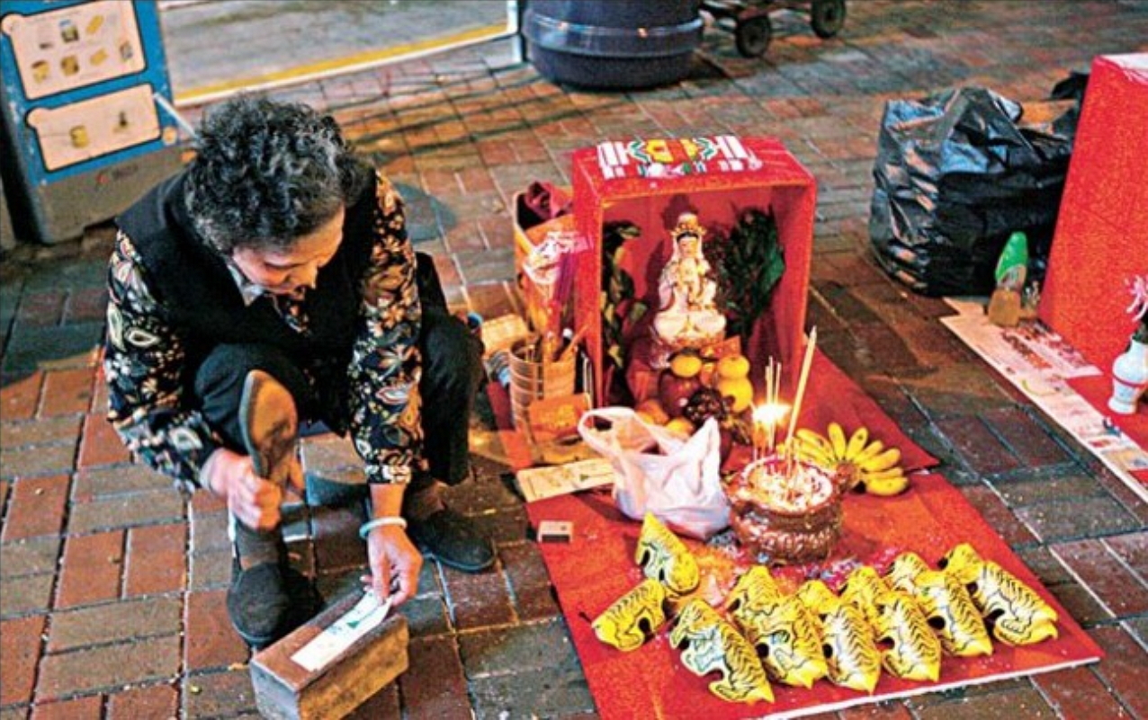 香港維多利亞港遊船晚餐 + 敞篷巴士 + 打小人表演+ 廟街