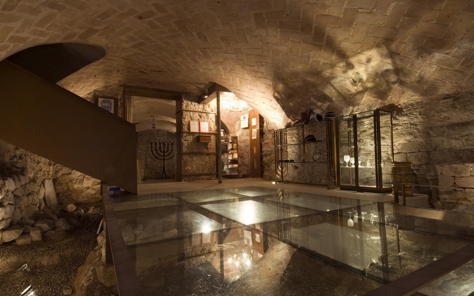 探索巴塞隆納猶太教堂下方的羅馬時代地基,將古老時光與中世紀遺產緊密連結。 探索巴塞隆納猶太教堂下方的羅馬時代地基,將古老時光與中世紀遺產緊密連結。