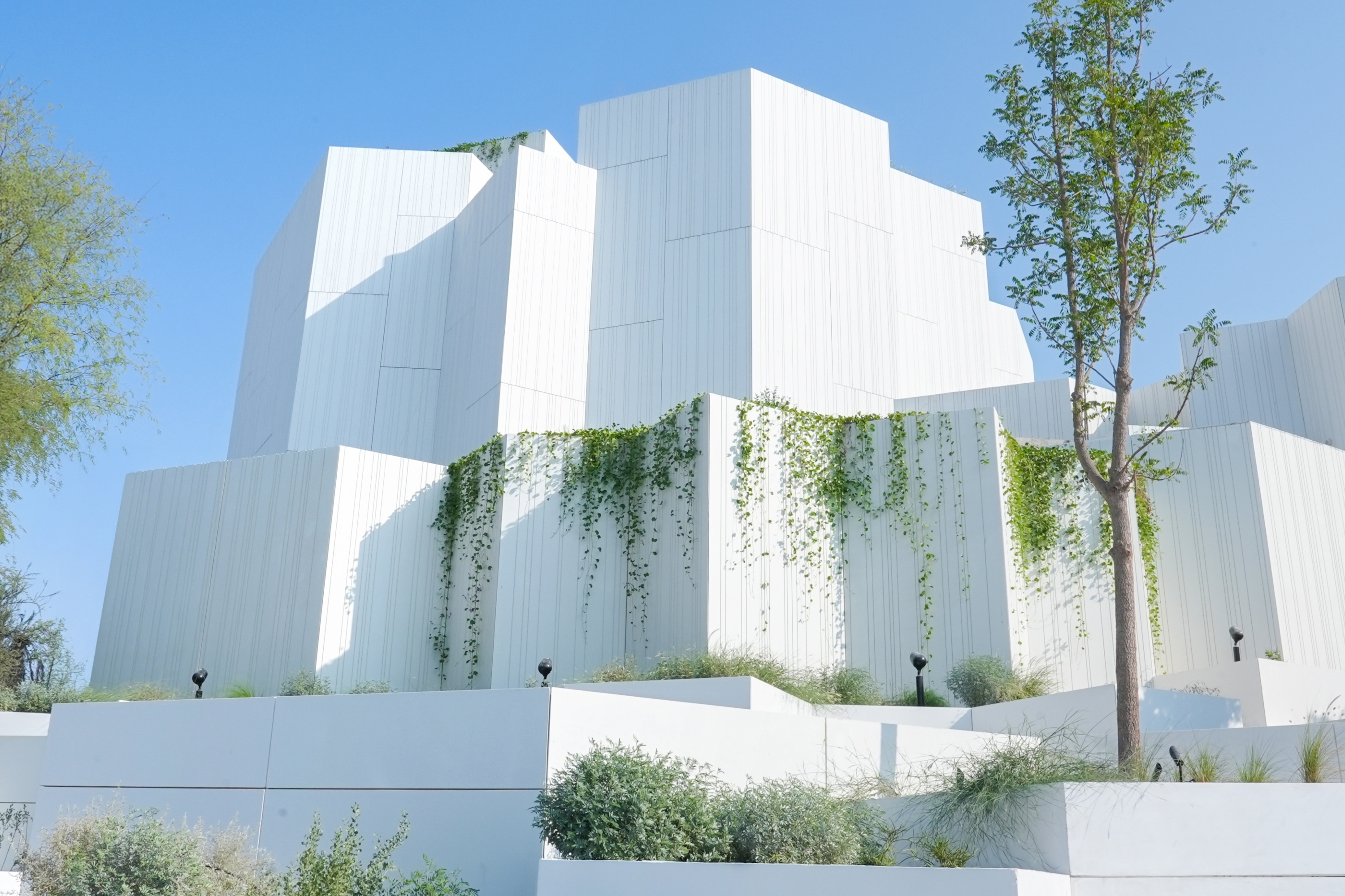 阿布達比自然歷史博物館 (Natural History Museum Abu Dhabi) 由 Mecanoo 設計,以醒目的白色幾何形狀為特色,頌揚受自然、永續發展和阿布達比願景啟發的建築美學。 阿布達比自然歷史博物館 (Natural History Museum Abu Dhabi) 由 Mecanoo 設計,以醒目的白色幾何形狀為特色,頌揚受自然、永續發展和阿布達比願景啟發的建築美學。