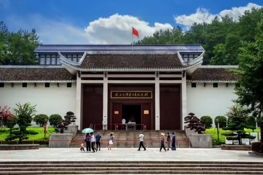 韶山毛澤東同志紀念館採用新中式建築風格,白牆灰瓦搭配深褐大門,門楣題字醒目,臺階上游人往來,是系統瞭解毛澤東生平的重要場館 韶山毛澤東同志紀念館採用新中式建築風格,白牆灰瓦搭配深褐大門,門楣題字醒目,臺階上游人往來,是系統瞭解毛澤東生平的重要場館