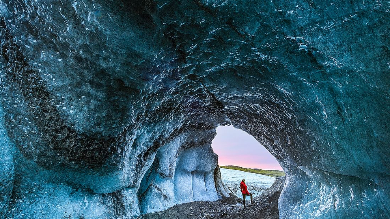 Blue ice cave & glacier hike in Skaftafell 