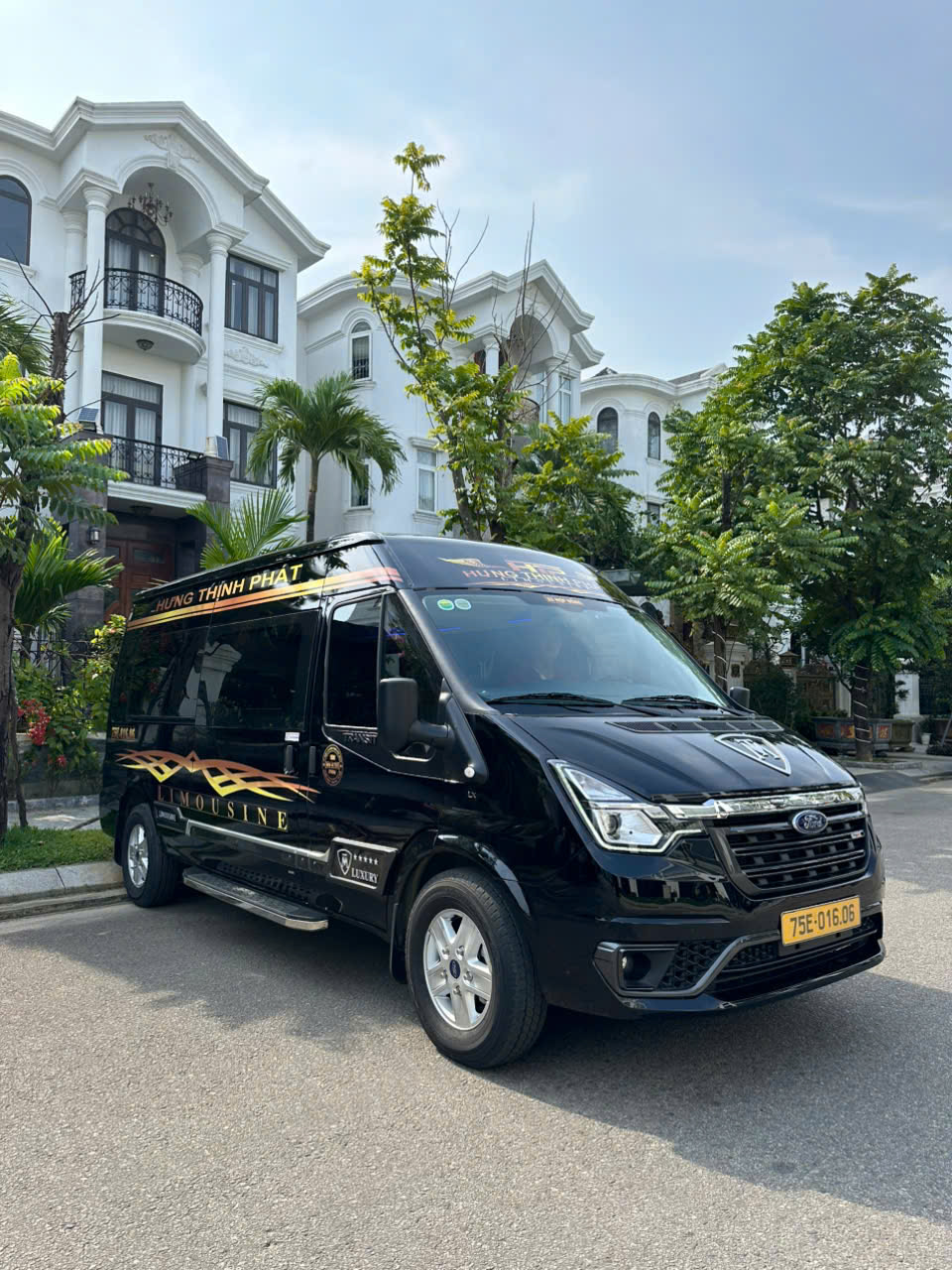 Hue - Hoi An - 9-Seater Limousine by Hung Thinh Phat
