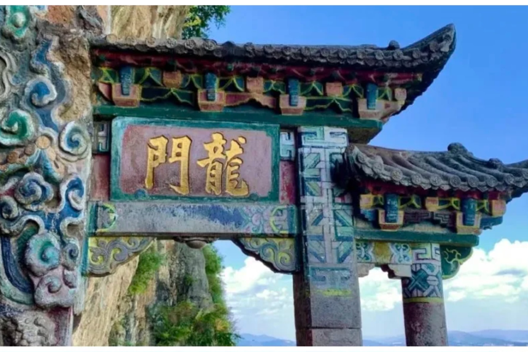 在昆明的璀璨明珠中，西山宛如一位嫻靜的佳人，靜臥滇池之畔，等待著你我去探尋。讓我們一同踏上這充滿詩意與驚喜的西山之旅，時間充沛，可以漫步林間與峭壁，感受大自然的鬼斧神工