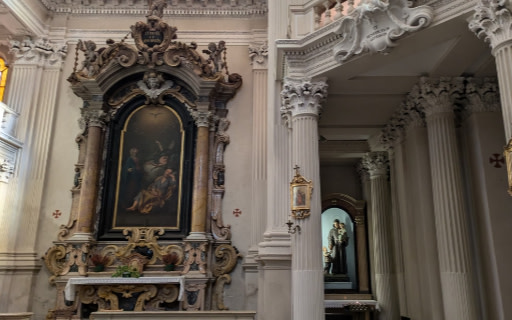 華麗而富有歷史感的義大利宏偉教堂內部