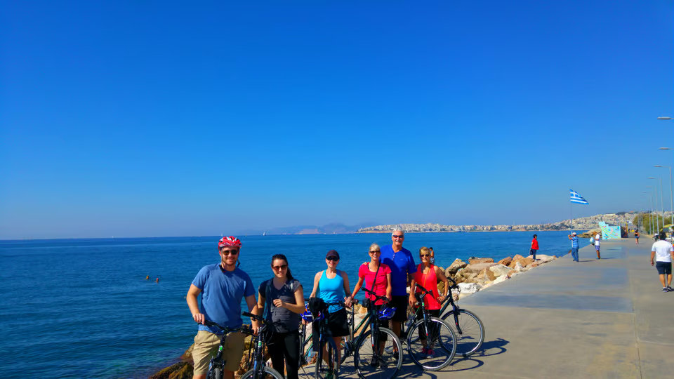 沿著雅典海岸線騎行，盡情享受沁涼海風吹拂。