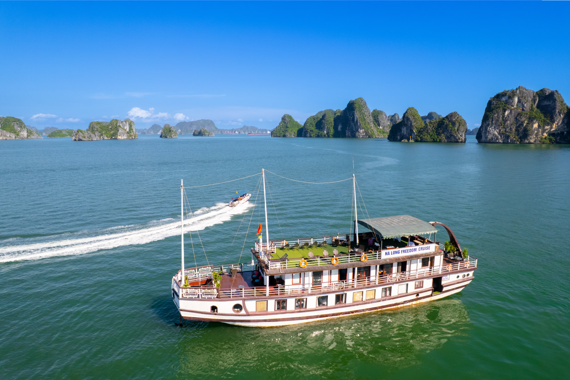 Свободный круиз 2D1N: Залив Халонг с пещерой Сунг Сот и островом Ти Топ