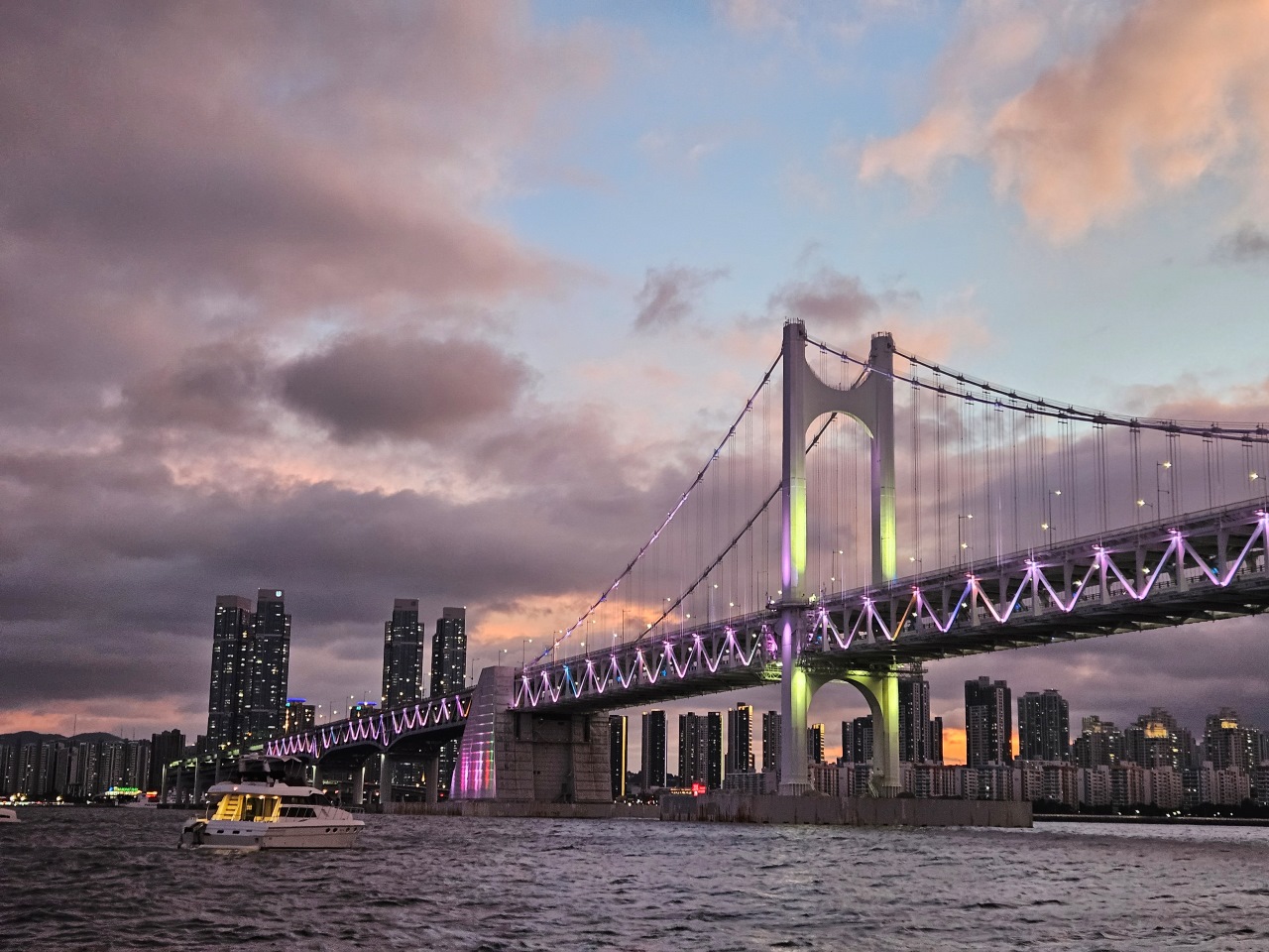 夕陽西下時，廣安大橋的絕美景色映入眼簾，海面將幻化為金黃、粉紅與柔紫色交織的畫布。我們的行程誠摯邀請您，一同沉浸在大自然最浪漫的時刻。

