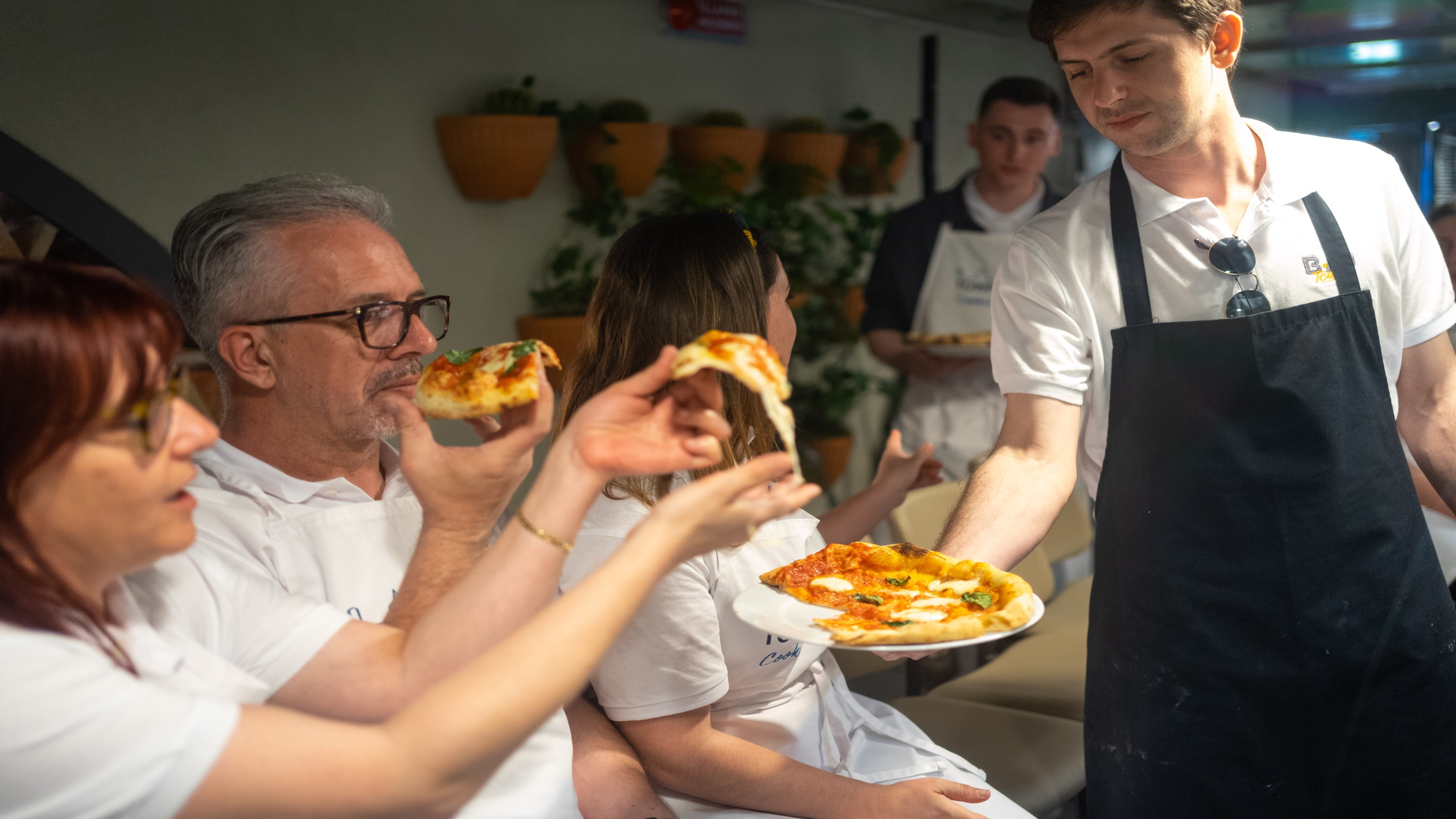 Pizza and gelato cooking class in Rome