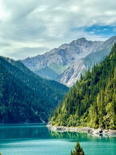 【長海】海拔3060米的冰川遺珠，雪山把倒影焊進湖面。冬季冰封，一條“藍冰絲帶”劃破雪原；夏日碧透，雲影在腳下翻書。站在這裡，風是清的，心是空的。