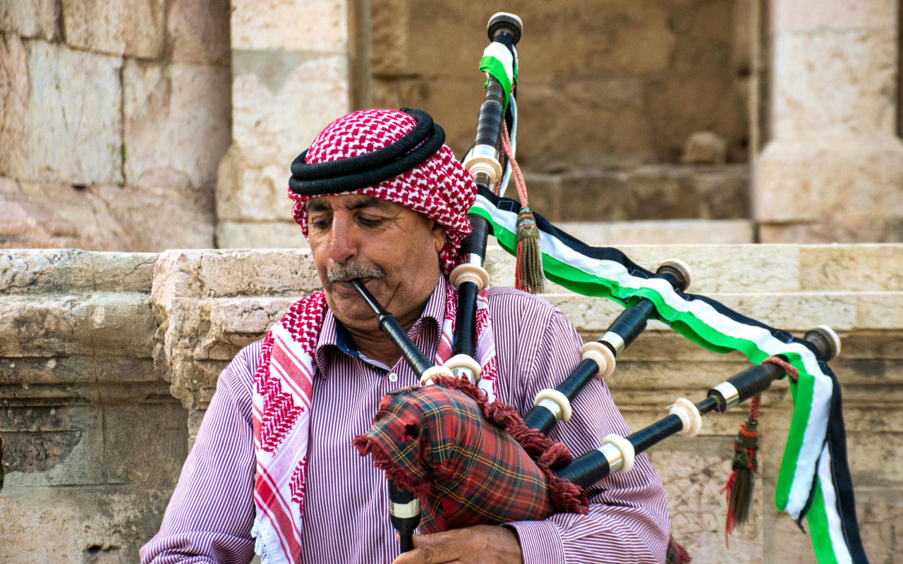 漫步於列柱大街，穿越數世紀的藝術、權力與日常生活。