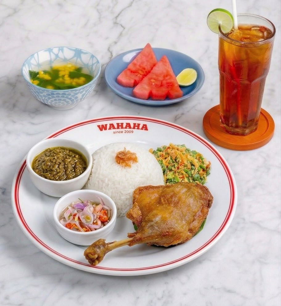品嚐美味的WAHAHA炸鴨套餐，搭配白米飯、傳統峇裡島（Bali）特色菜lawar、蔬菜湯、自選冰茶、熱茶或礦泉水，以及新鮮時令水果。