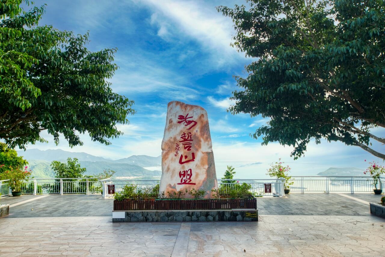  景區的核心景點之一，有經佛法大師開光的 “海誓山盟” 雕塑，高約 3 米，造型典雅優美，象徵著愛情的永恆