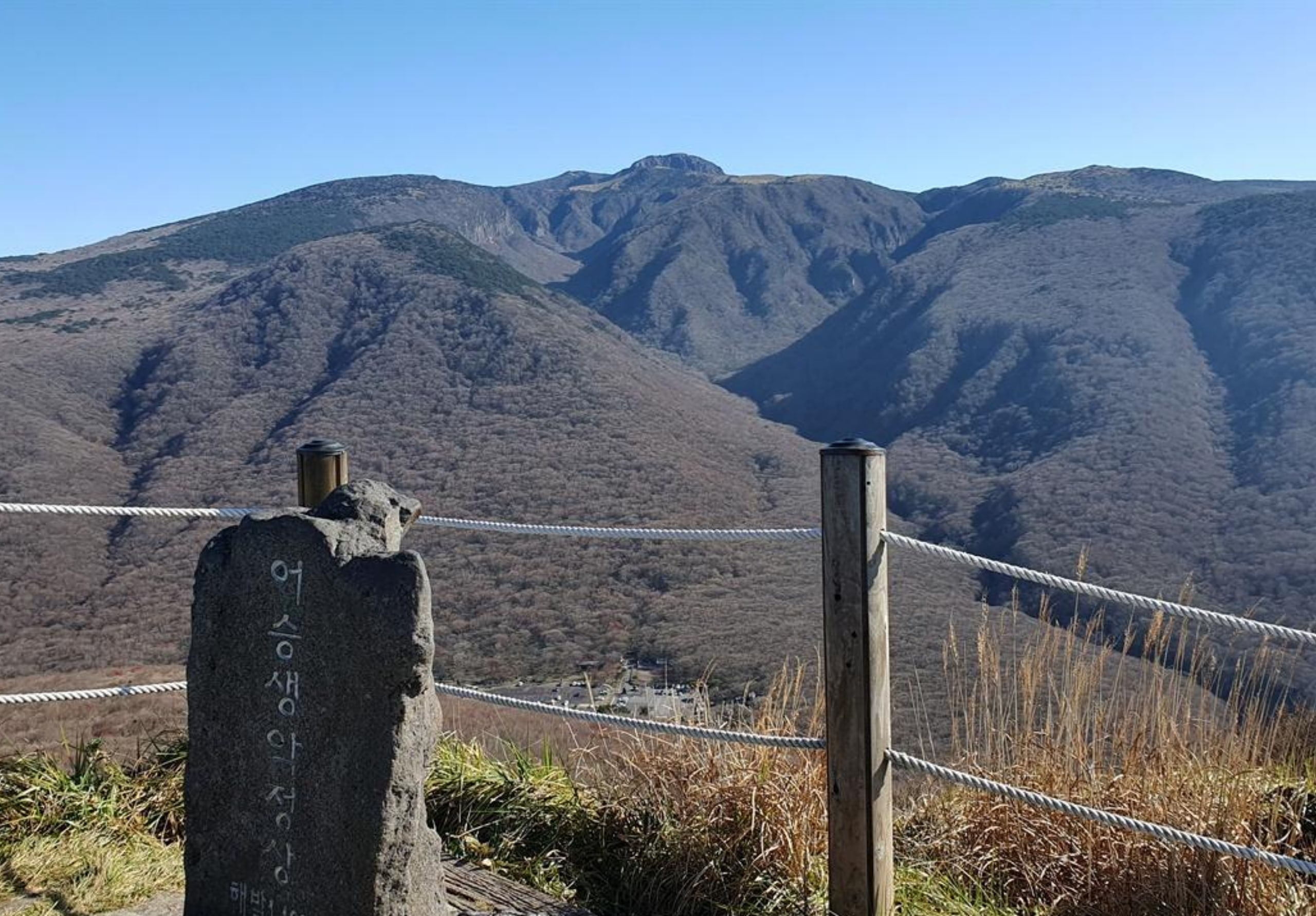 造訪御乘生岳,享受短暫而風景優美的健行,欣賞漢拏山的壯麗景色。呼吸新鮮山間空氣,探索火山地貌,飽覽全景風光——是快速且收穫滿滿的自然之旅首選。 造訪御乘生岳,享受短暫而風景優美的健行,欣賞漢拏山的壯麗景色。呼吸新鮮山間空氣,探索火山地貌,飽覽全景風光——是快速且收穫滿滿的自然之旅首選。